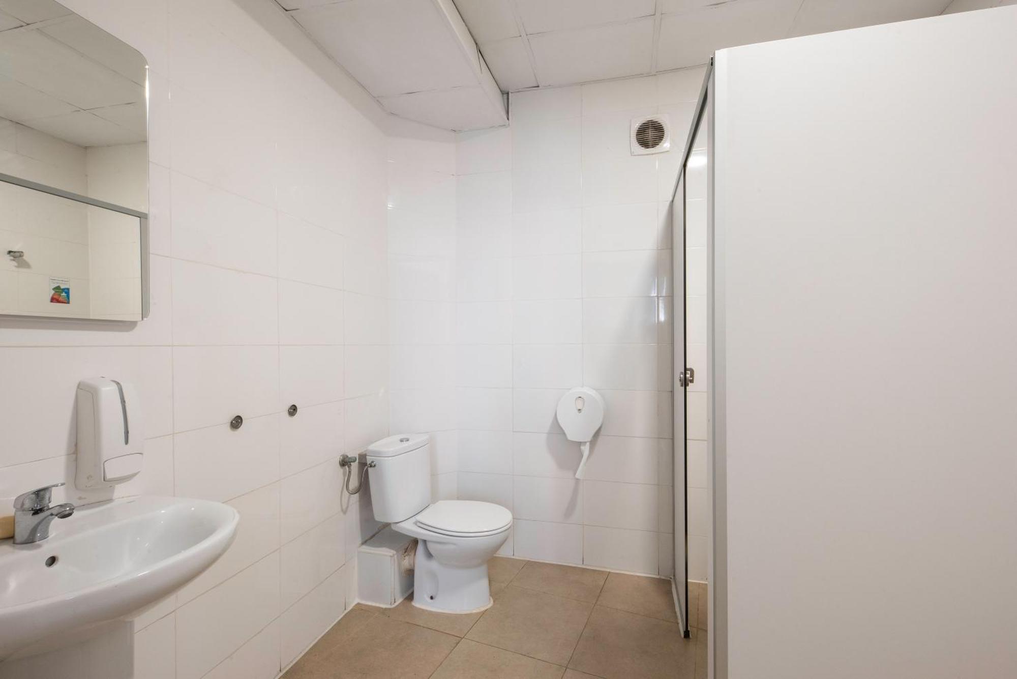 Cama en habitación compartida mixta con 6 camas y baño