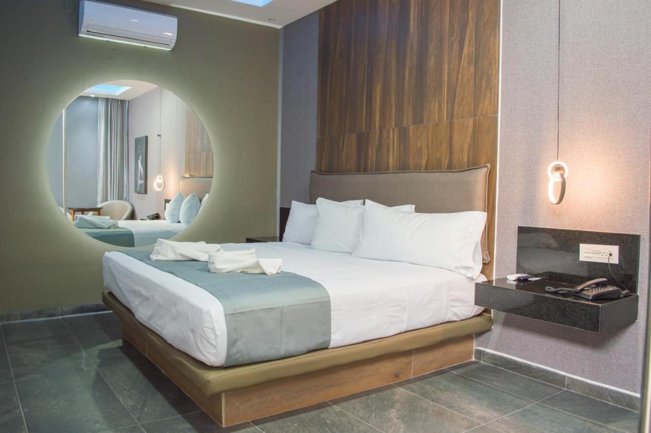 Suite con bañera de hidromasaje y cama grande
