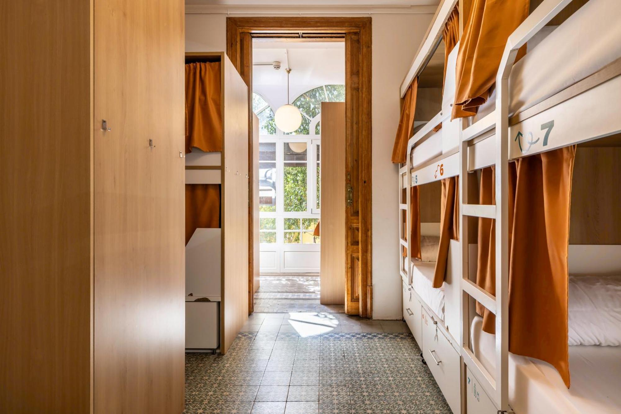 Cama en una habitación compartida mixta de 12 camas con baño compartido