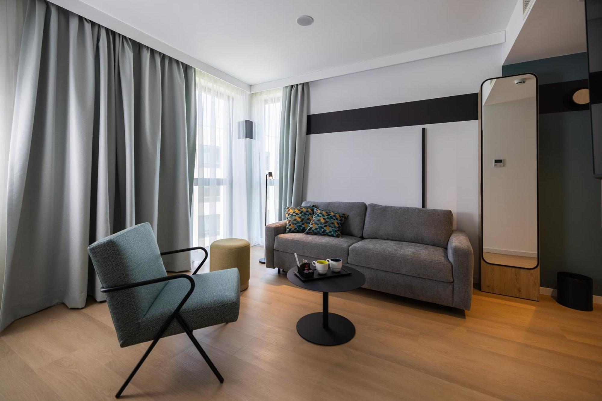 Habitación con cama extragrande y sofá cama