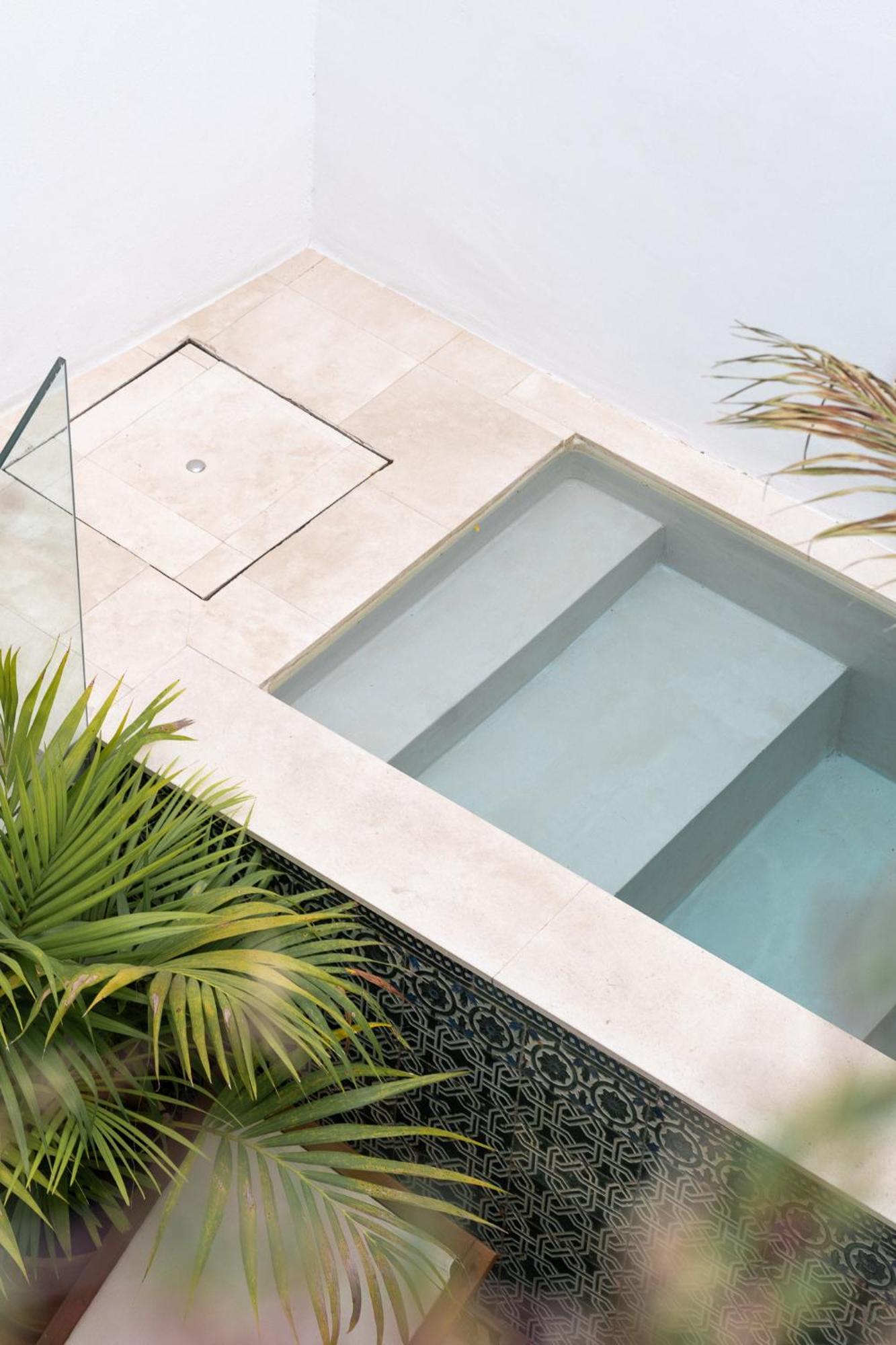 Apartamento con patio y piscina