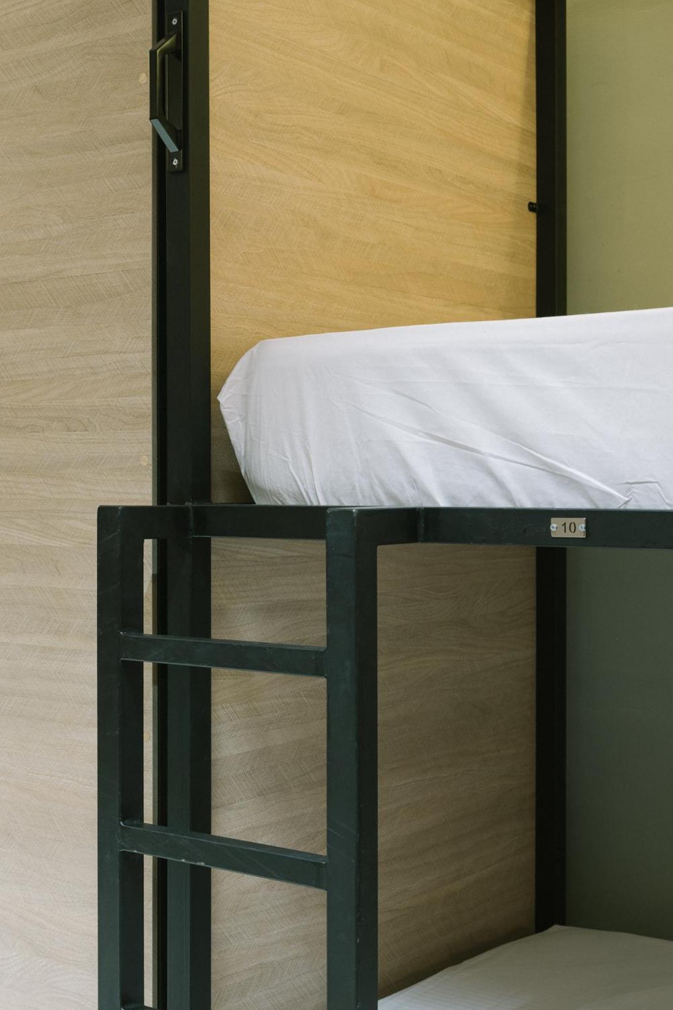 Cama en habitación compartida femenina de 8 camas