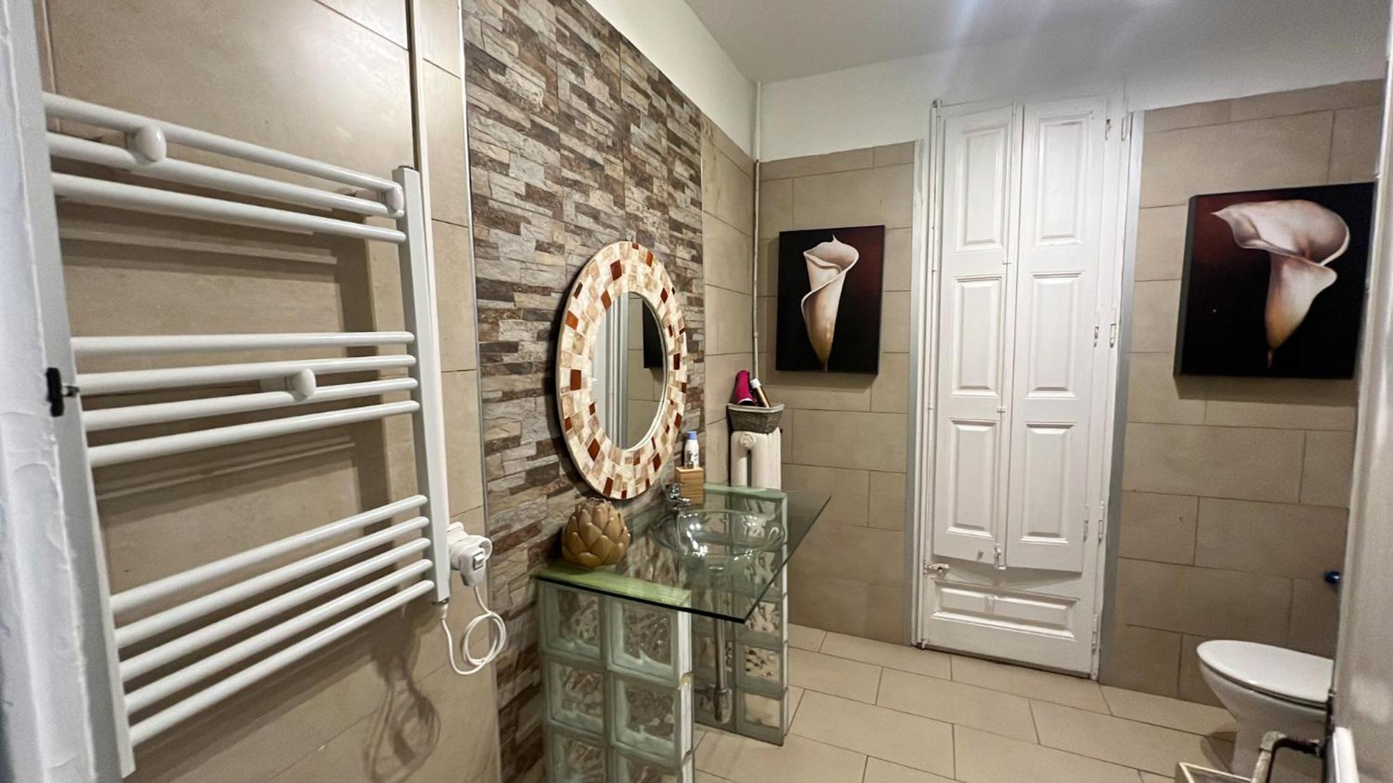 Habitación Triple Superior con balcón y baño compartido