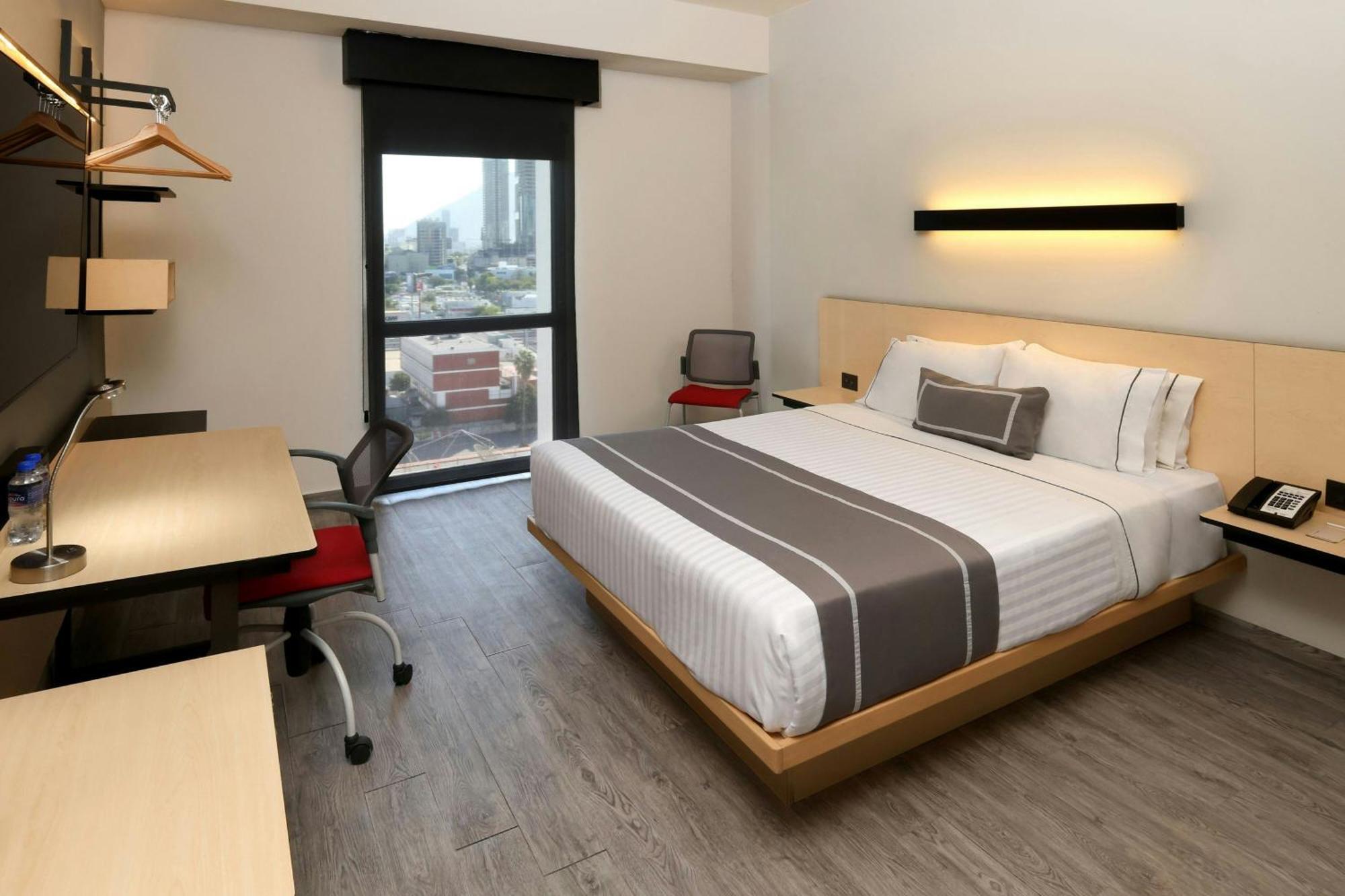Habitación con cama grande