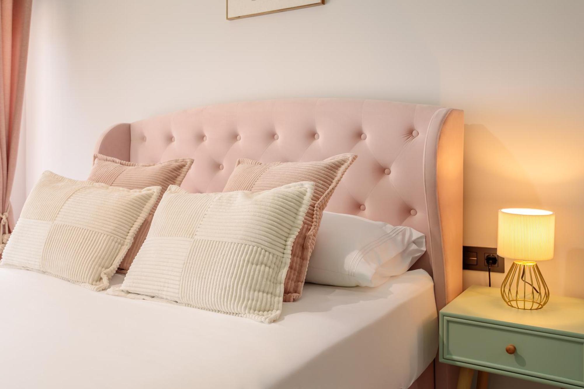 Estudio con cama grande adaptado para personas con movilidad reducida