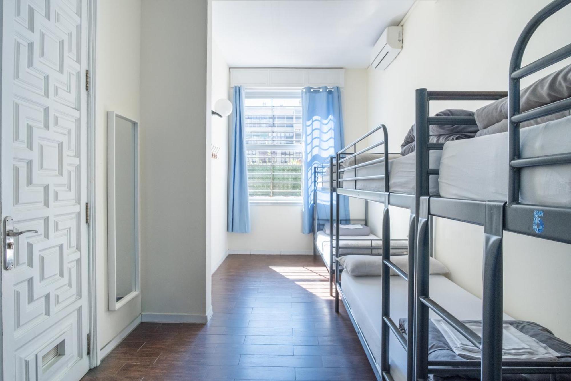 Cama en habitación compartida femenina de 6 camas