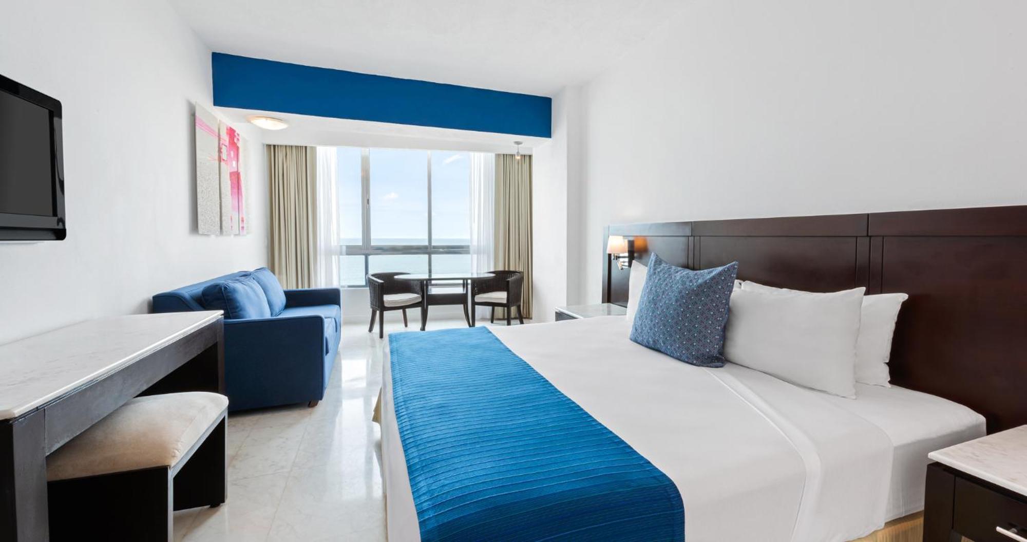 Habitación con cama extragrande y vistas al mar