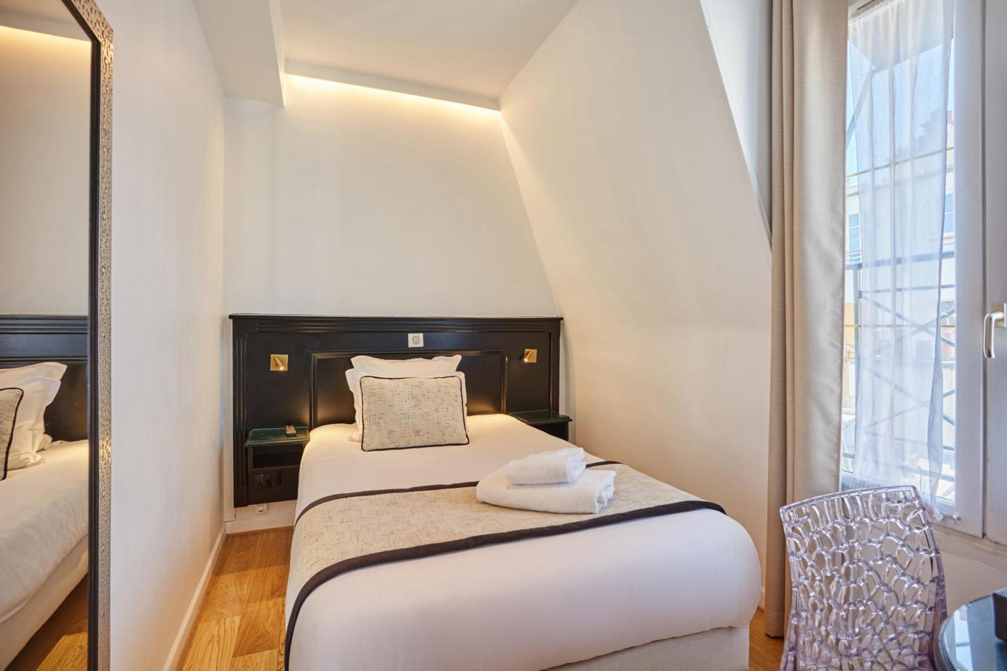 Single Room Eiffel Tower View,1765572146:JPEG