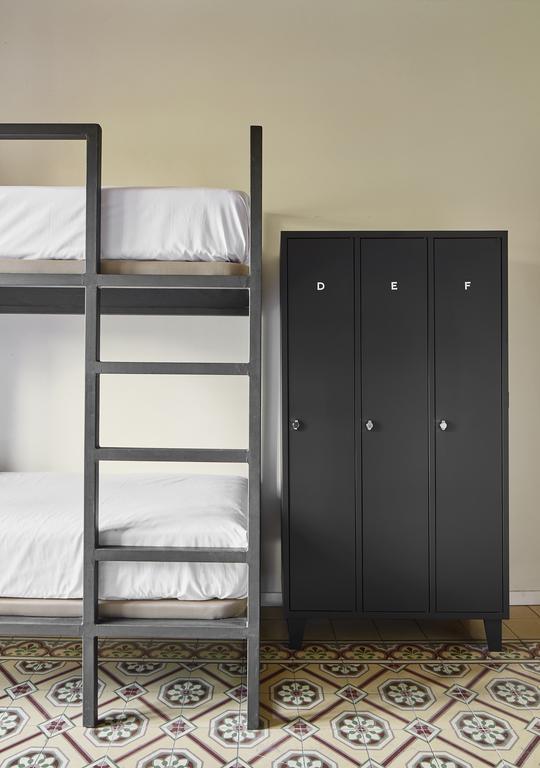 Cama en habitación femenina compartida de 4 camas
