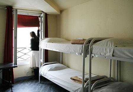 Cama en habitación femenina compartida de 4 camas