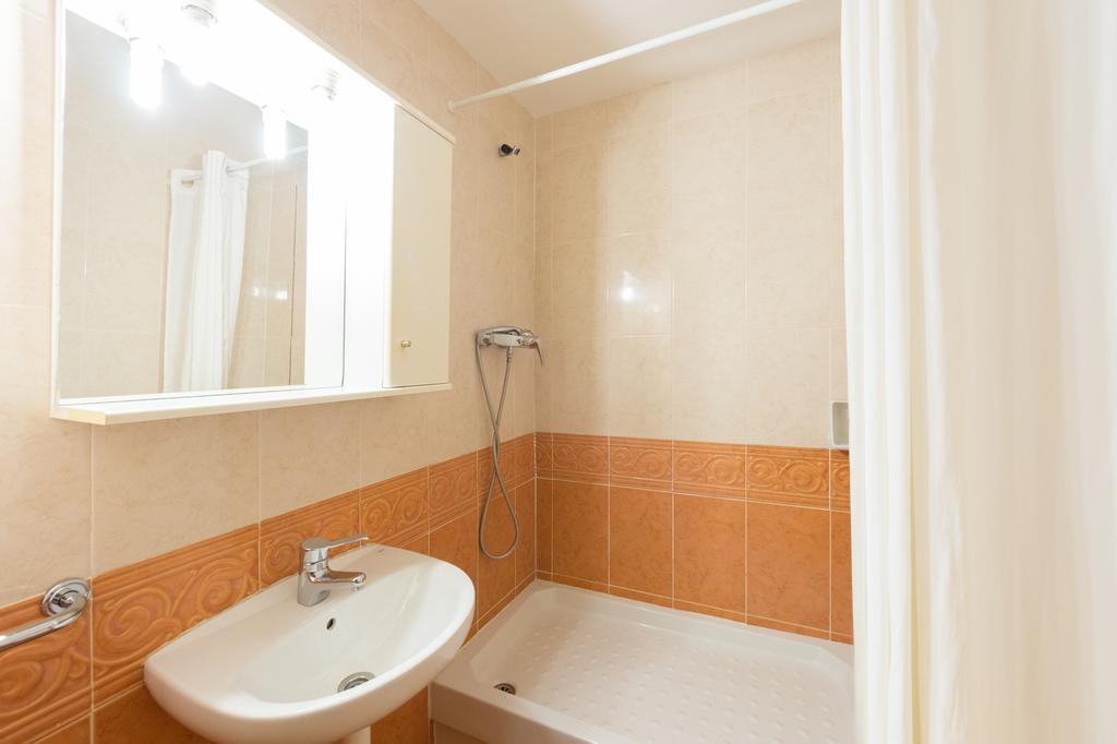 Economy Double Private Bathroom no views,239458889:JPEG
