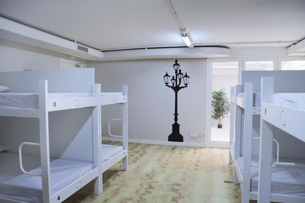 Cama Individual en dormitorio compartido mixto con 14 camas