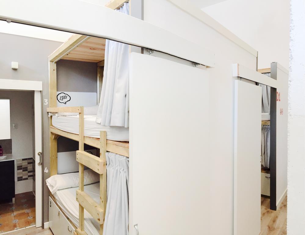 Cama en habitación compartida mixta con 4 camas y baño privado