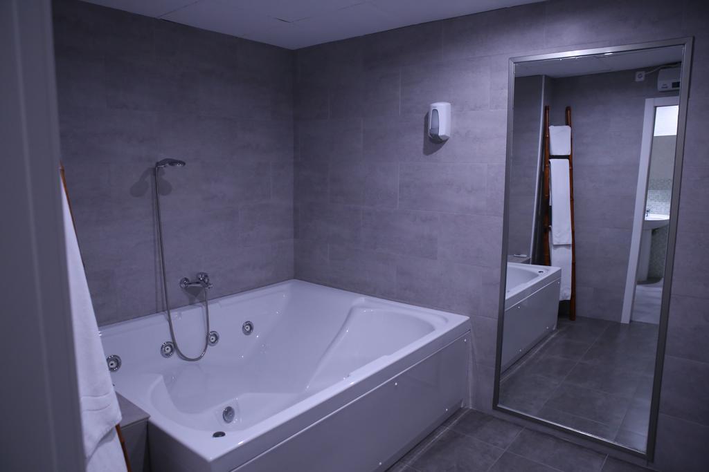 Suite Spa Bath,1333354841:JPEG
