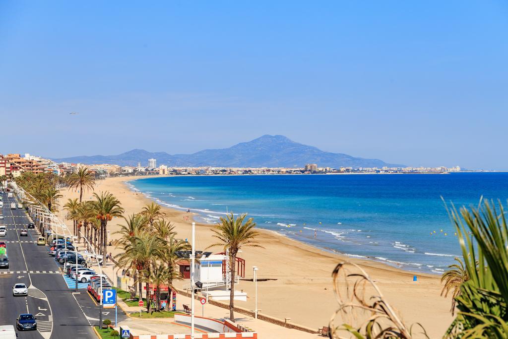 Habitación con cama grande y vistas al mar