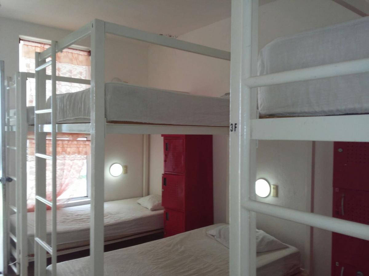 Cama en habitación compartida femenina de 10 camas