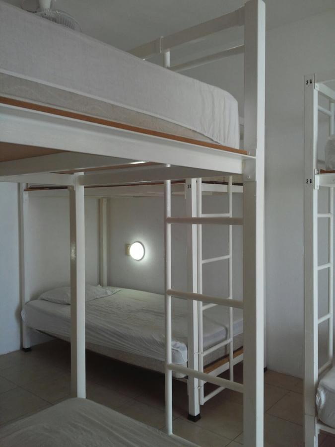 Cama individual en dormitorio compartido de 10 camas