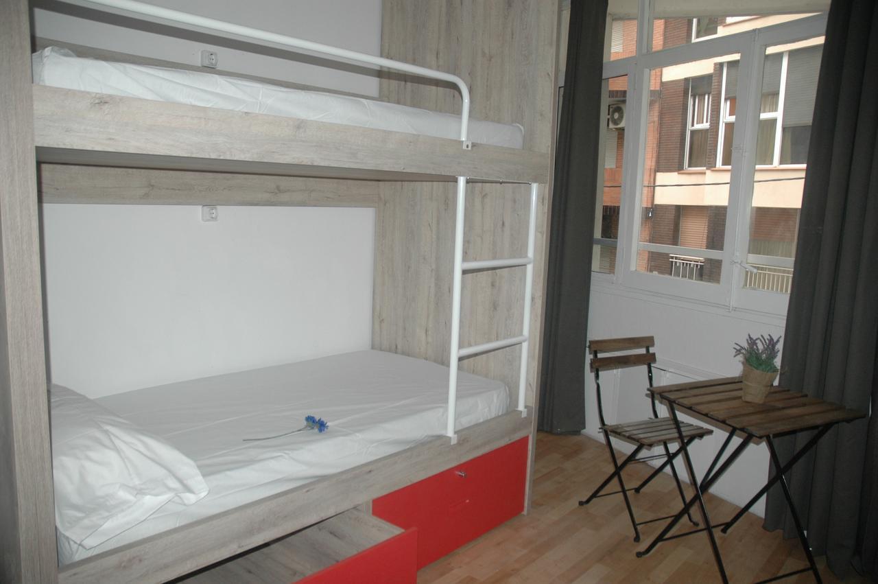 Cama en habitación compartida femenina de 8 camas