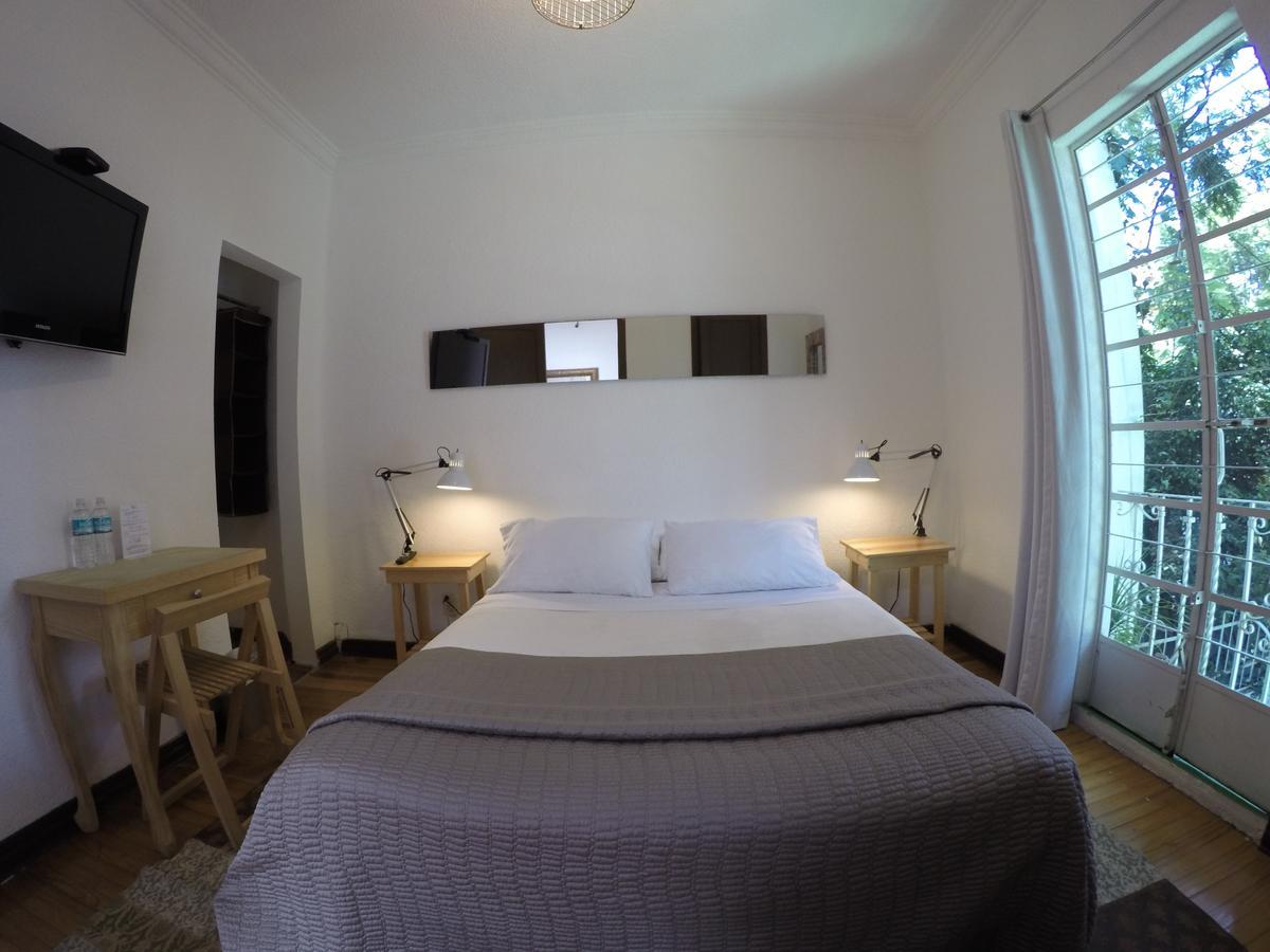 Habitación con cama grande y balcón