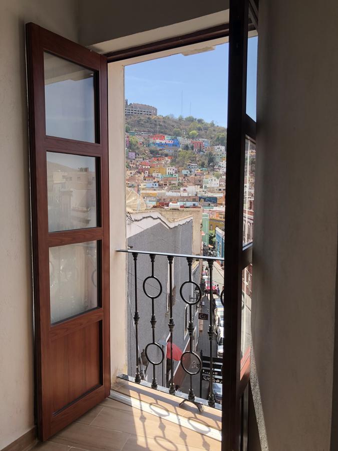 Suite con cama grande y vistas a la ciudad