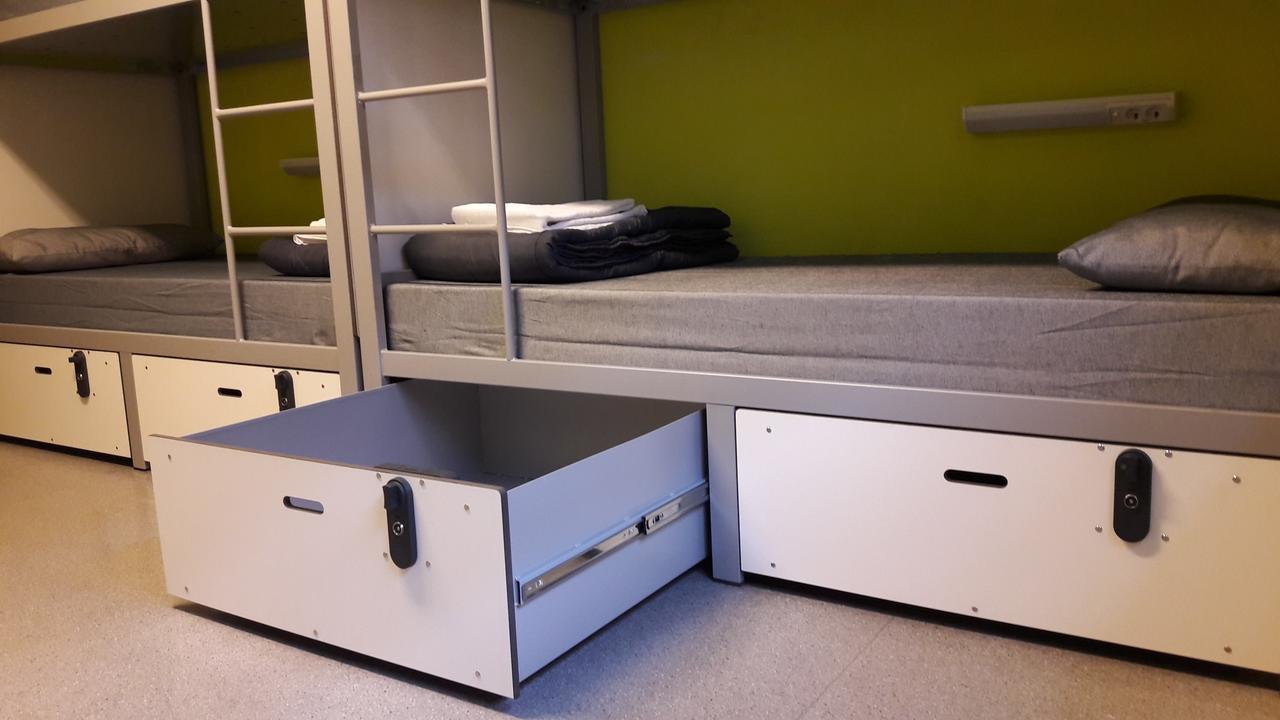 Cama individual en un dormitorio compartido masculino de 8 camas