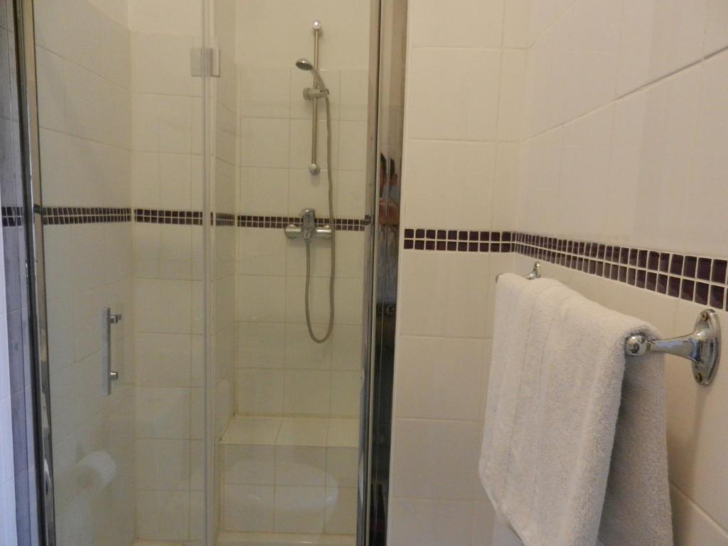 Habitación Doble con baño privado y aseo