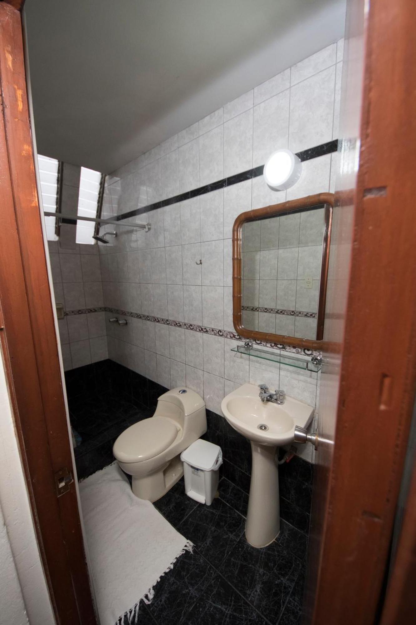 Habitación con cama grande