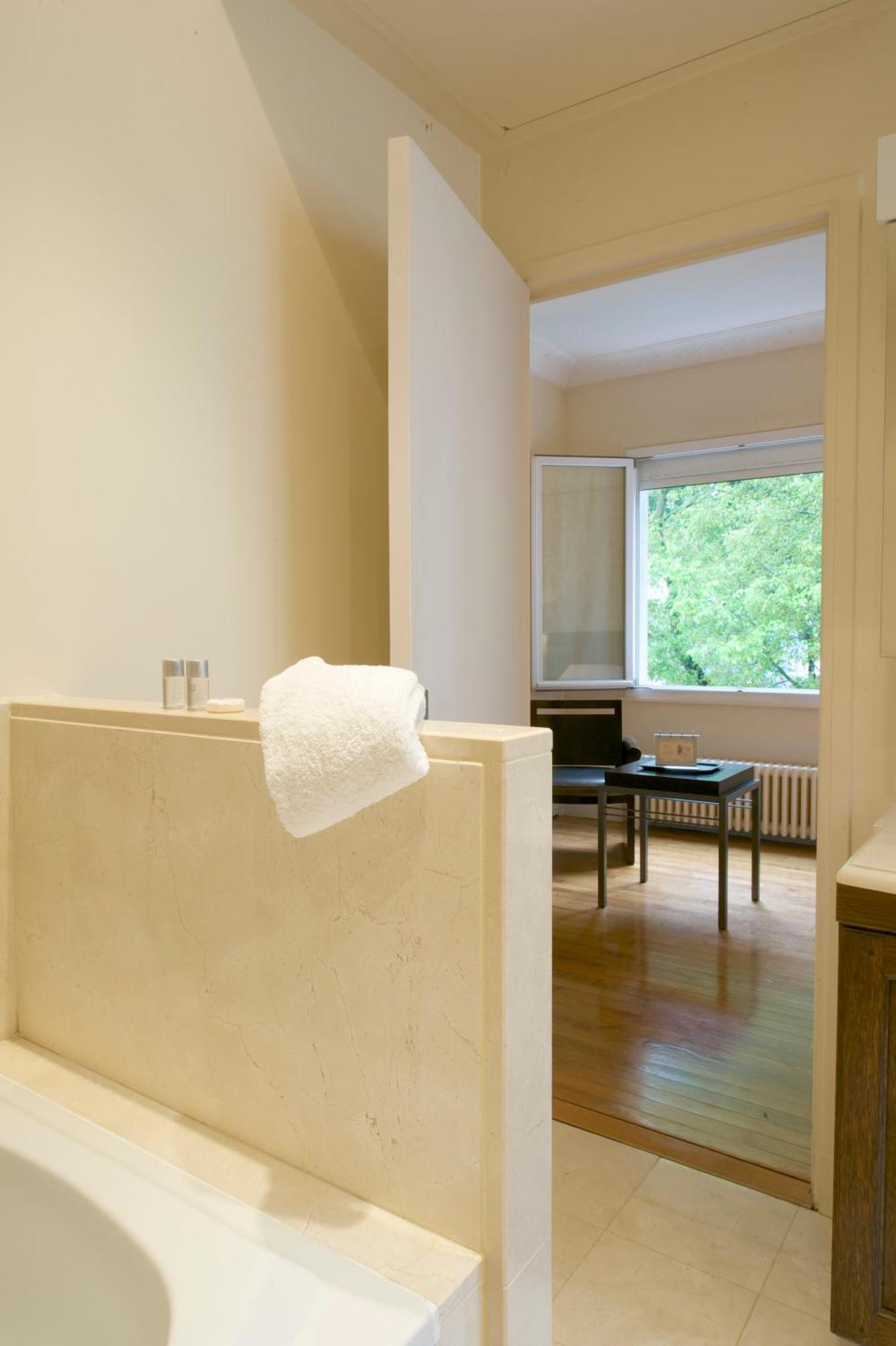 Habitación con cama extragrande y bañera de hidromasaje