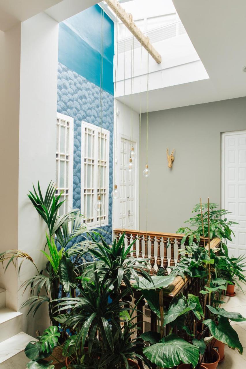 Cama en habitación compartida mixta con 8 camas y balcón