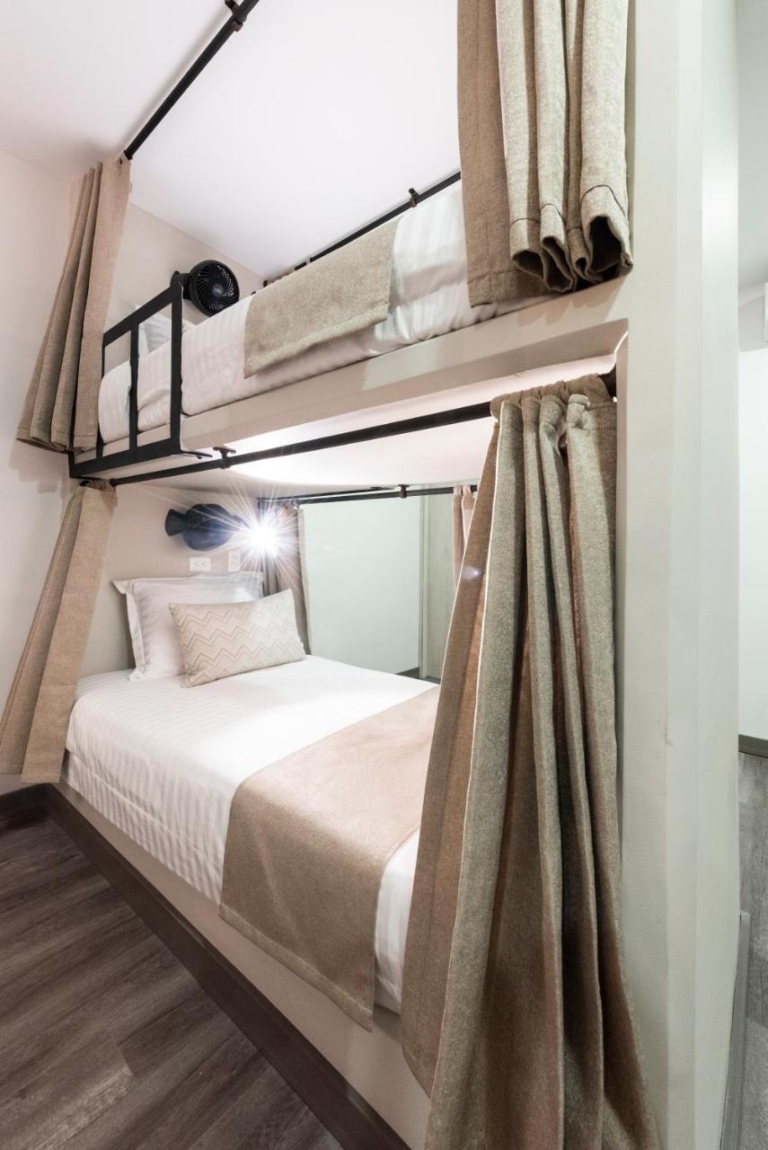 Cama en habitación compartida femenina de 6 camas
