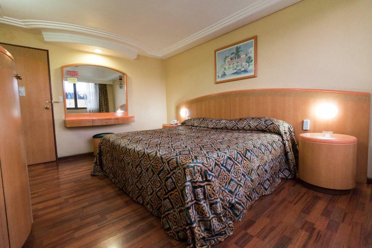 Habitación con cama extragrande.