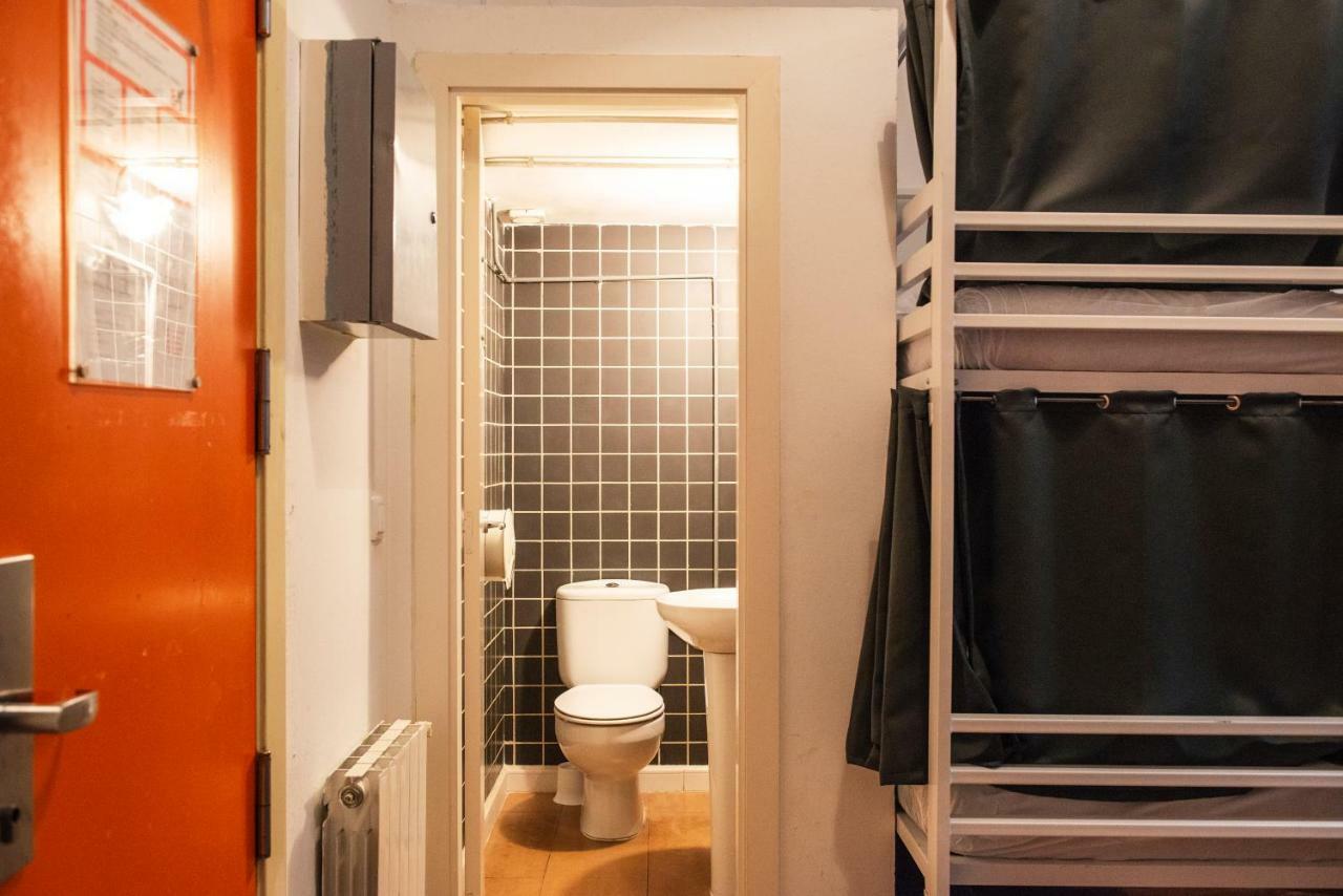 Cama en habitación compartida mixta con baño compartido y 14 camas