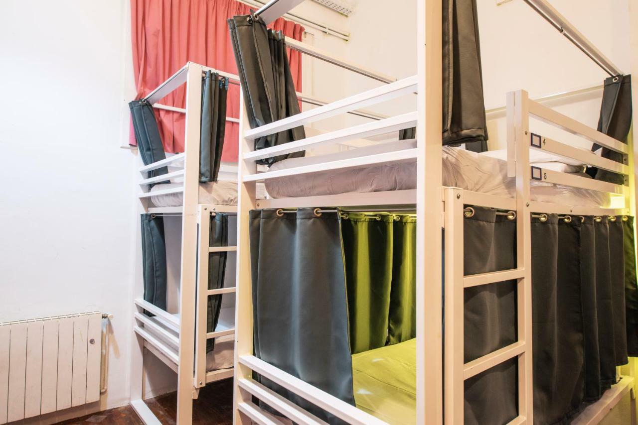 Cama en habitación compartida para mujeres con 8 camas y baño compartido