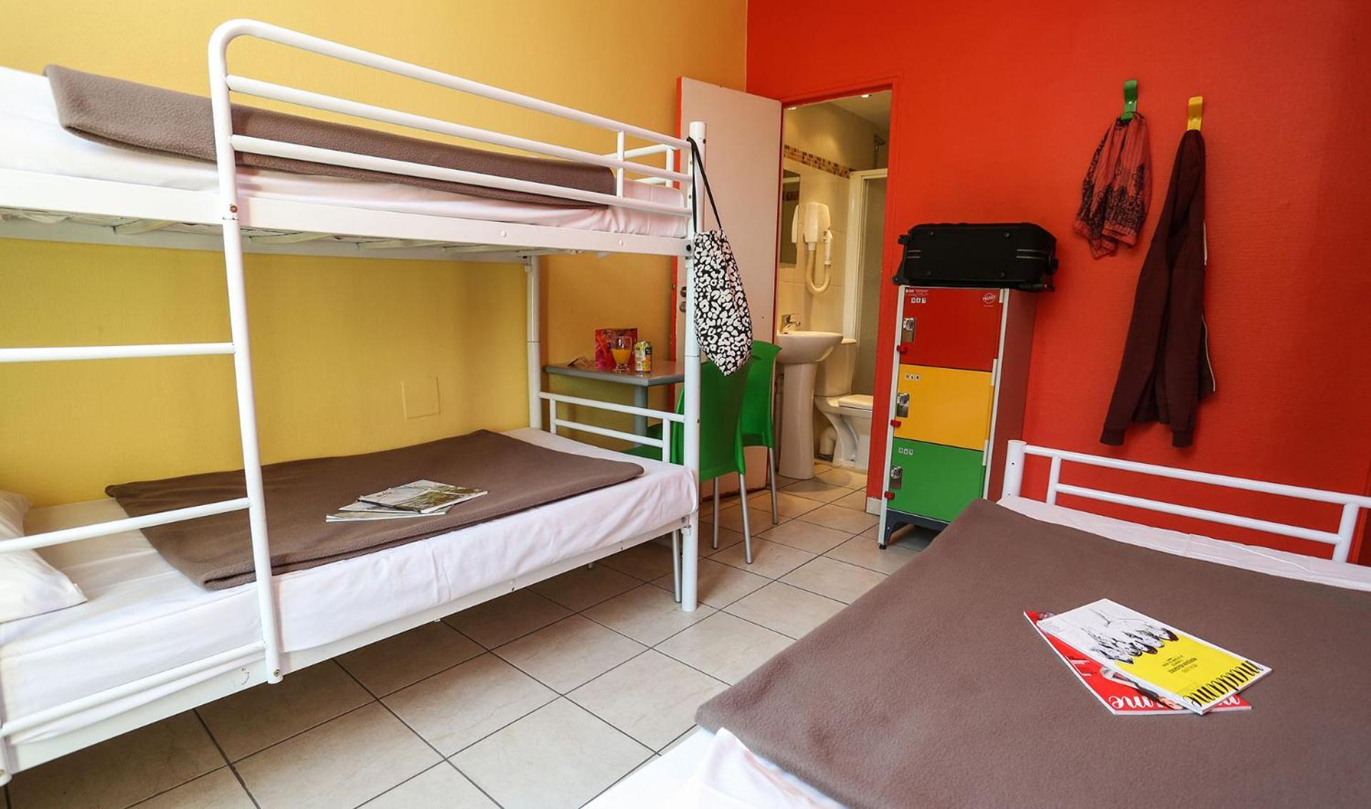 Cama en habitación femenina compartida de 4 camas
