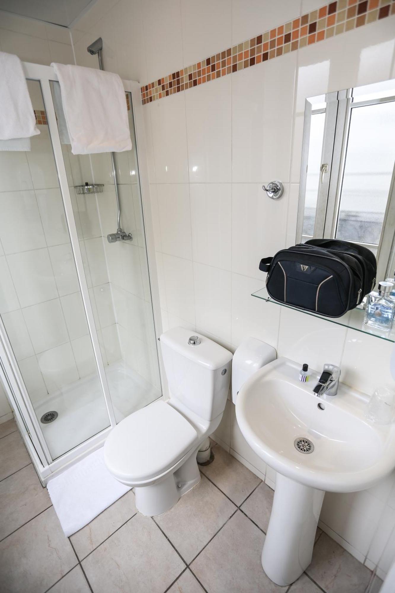 Cama en habitación compartida mixta con 6 camas y baño privado