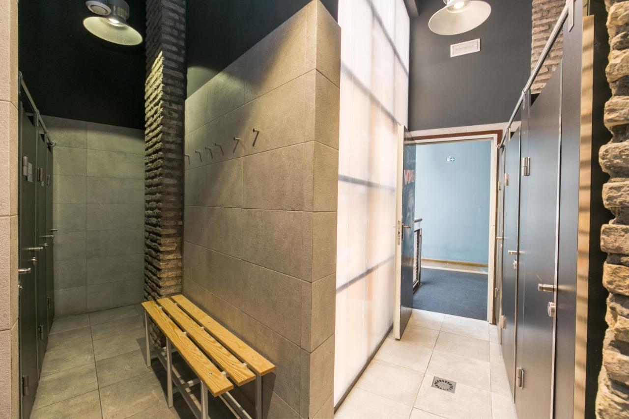 Cama en habitación compartida femenina de 8 camas