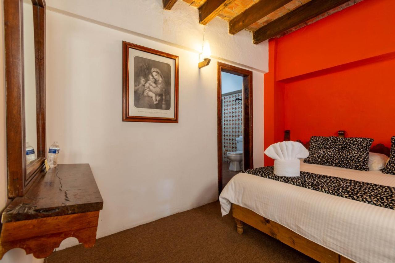 Habitación con cama extragrande.