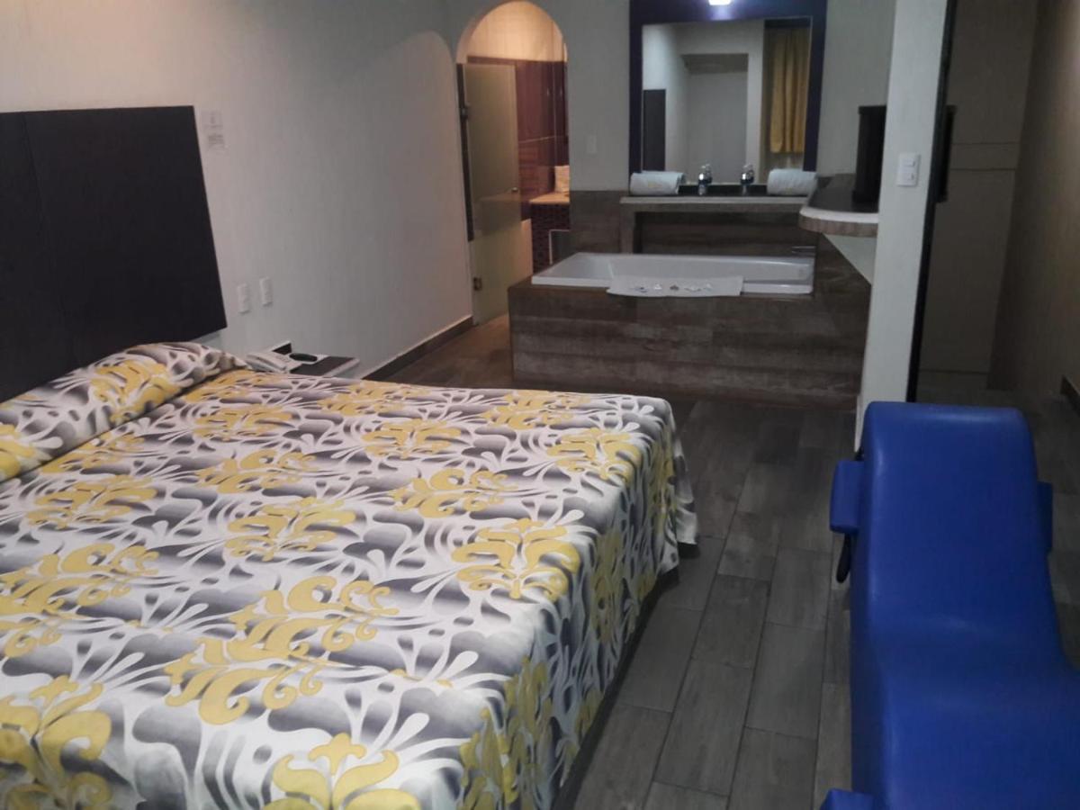 Habitación con cama grande y bañera de hidromasaje