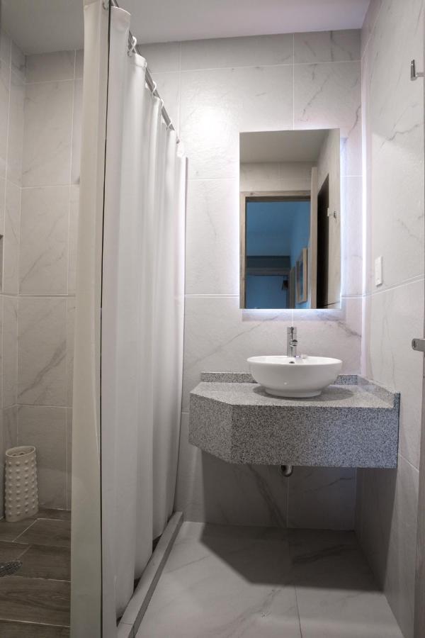 Habitación con cama extragrande.