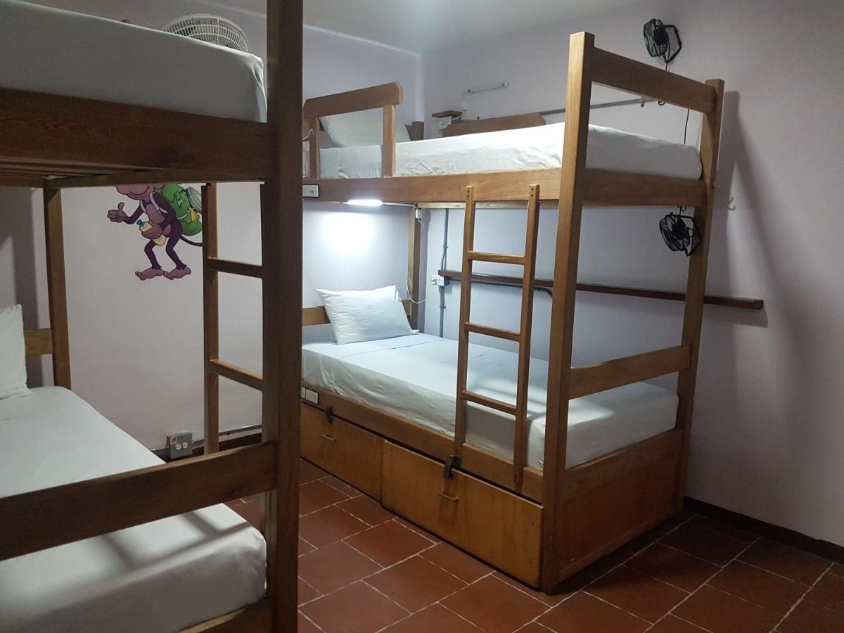 Cama en habitación compartida con 4 camas