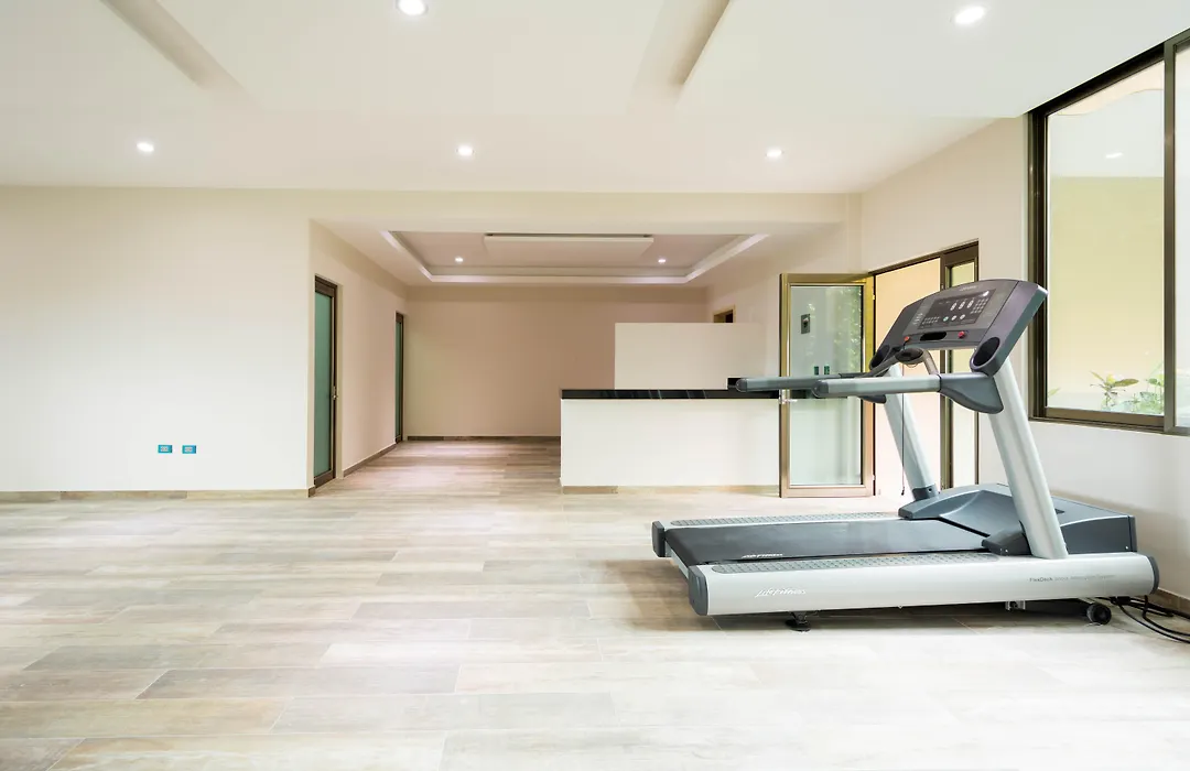 Palmarena Rooms & Residences - Long Stay Comfort With Parking, Sauna, Gym & Pool - Steps From 5Th Avenue-1