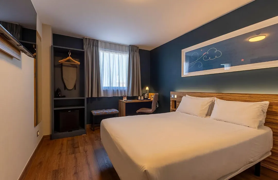 Travelodge Barcelona Poblenou-1