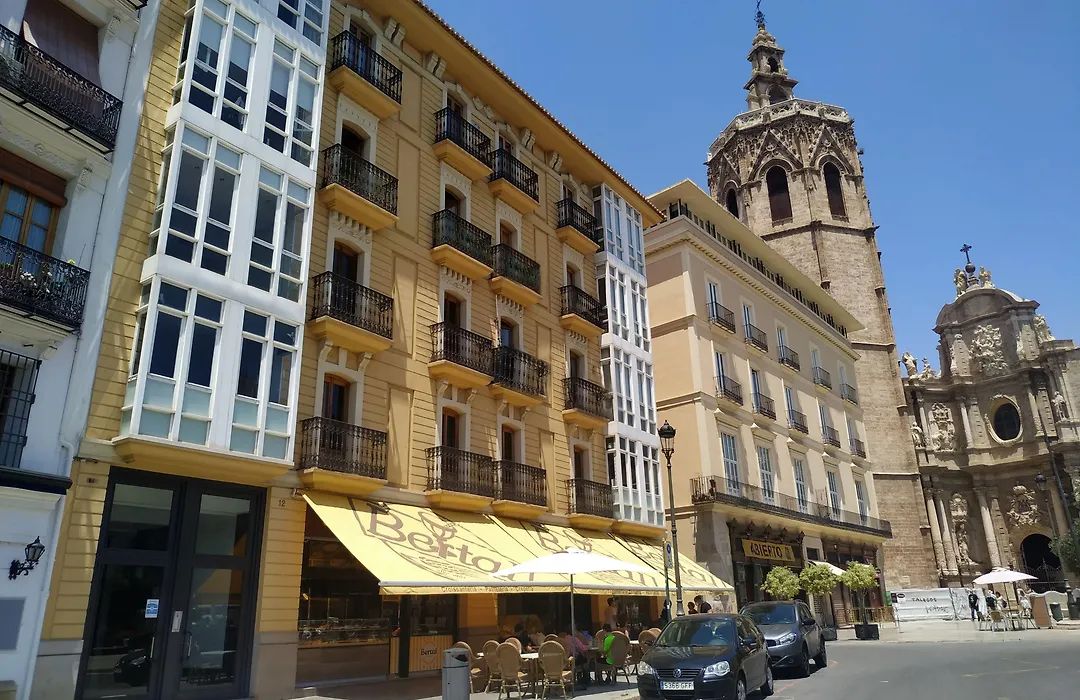Flats Friends Plaza de la Reina-1