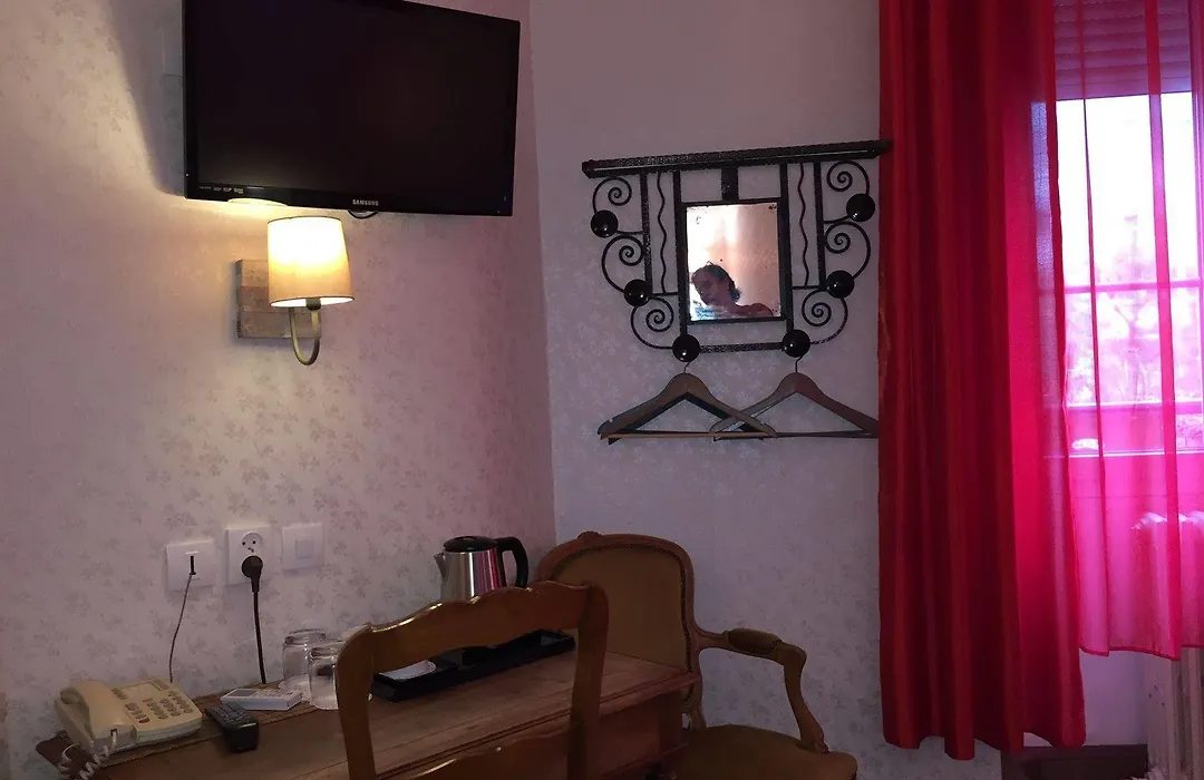 Hotel Les Chansonniers-1