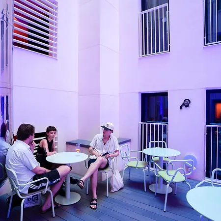 Amistat City Hostel Barcelona-3
