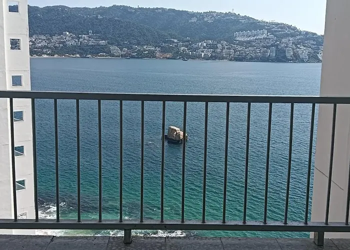 SUITE EN TORRES GEMELAS a pie de playa 611 Acapulco
