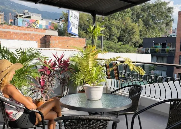 La Familia Hostel - Parque Poblado Medellín