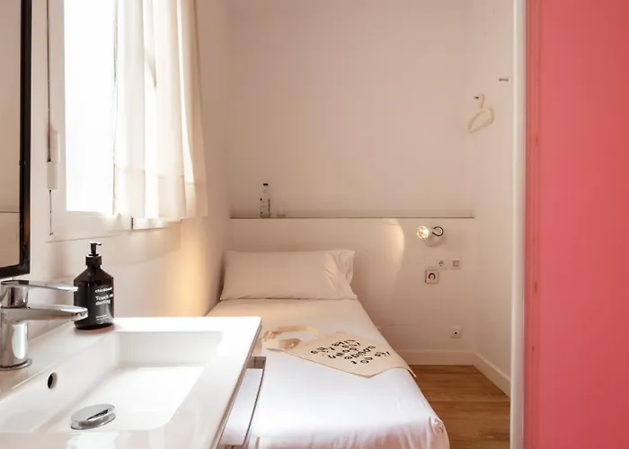 Chic & Basic Tallers Hostal Barcelona