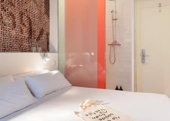 Chic & Basic Tallers Hostal Barcelona